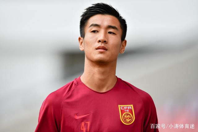 埃奇库姆因与詹姆斯相撞面部受伤，鼻子出血需紧急处理
